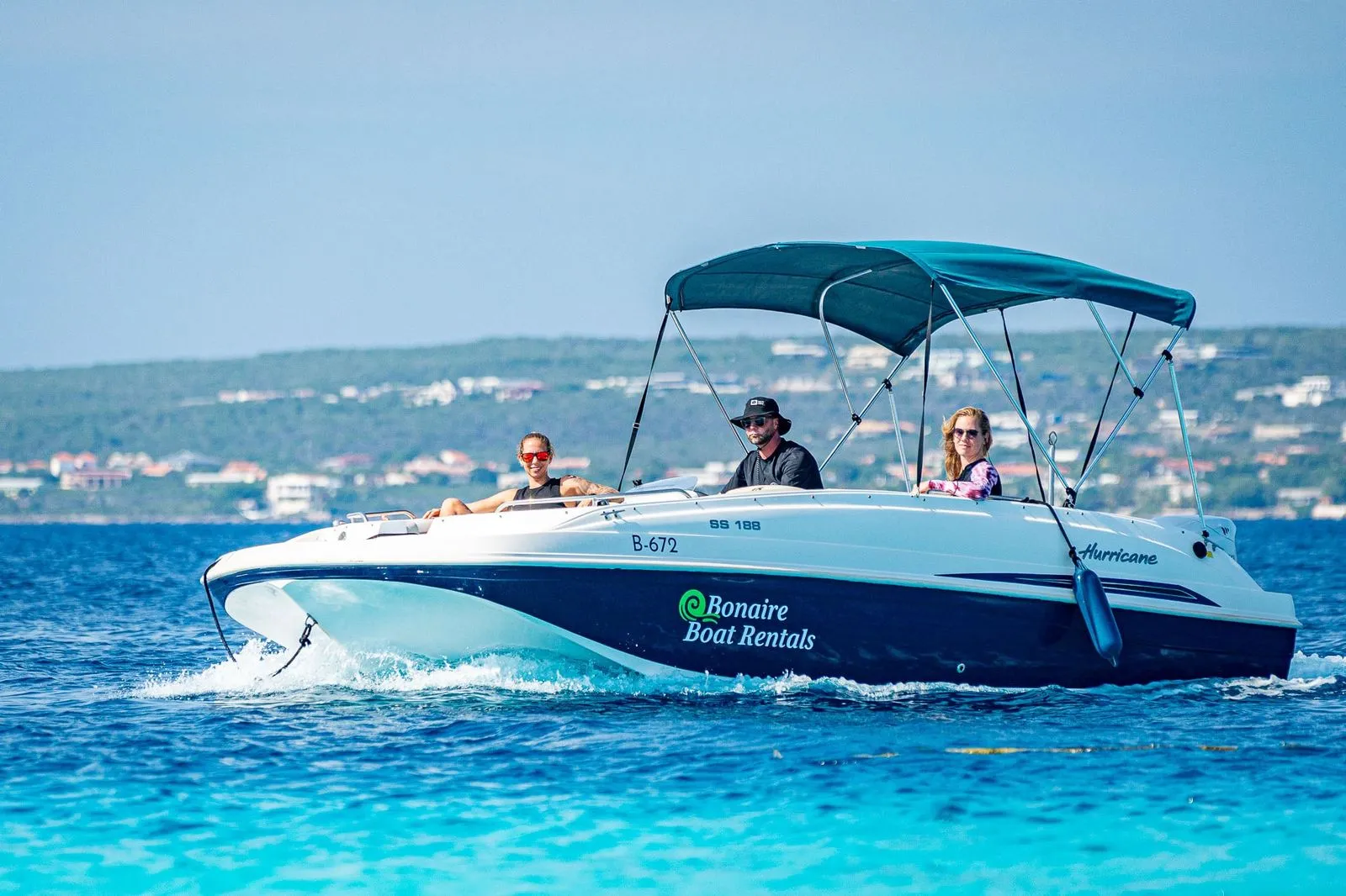De Hurricane op het water van Bonaire, foto 1 van 9