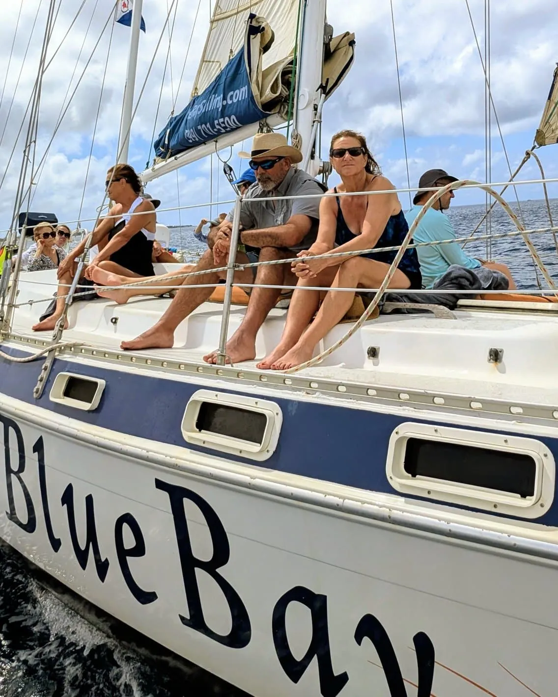 Gasten aan dek van de zeilboot van Blue Bay Bonaire