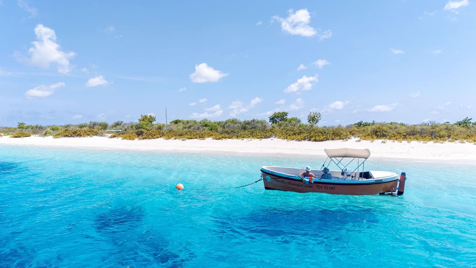 Blue Bay Bonaire boot verhuur, oranje sloep ligt te dobberen aan een boei voor Klein Bonaire