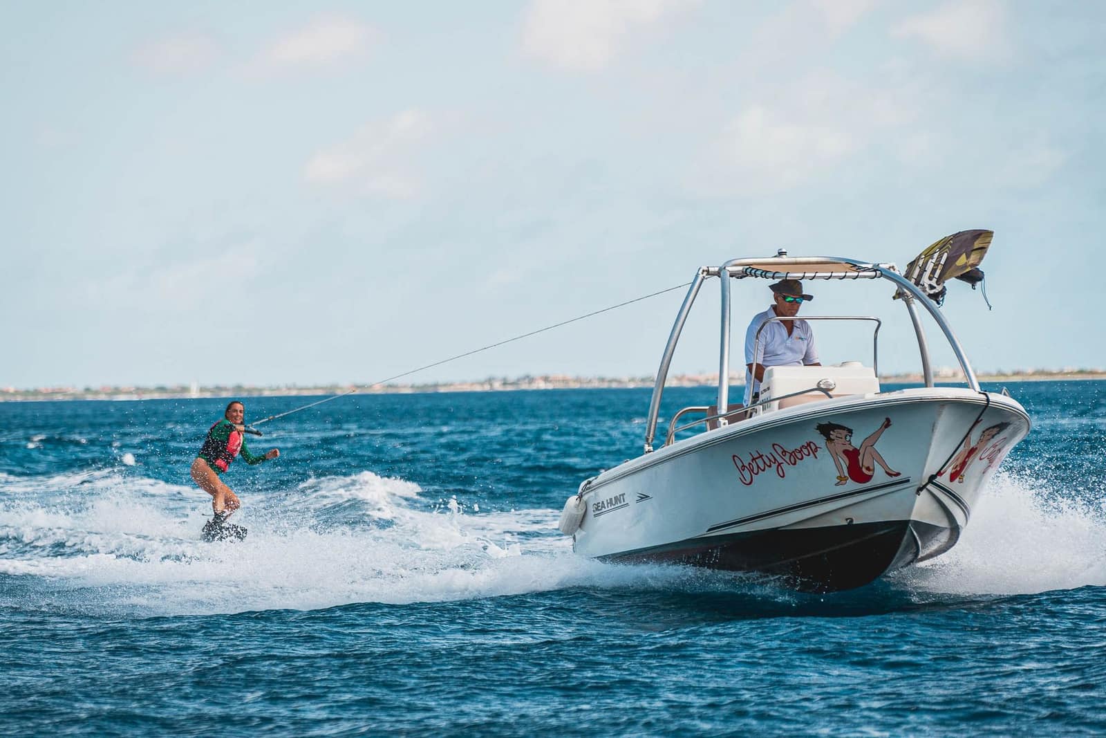 De Betty Boop met wakeboardtoren op het water van Bonaire