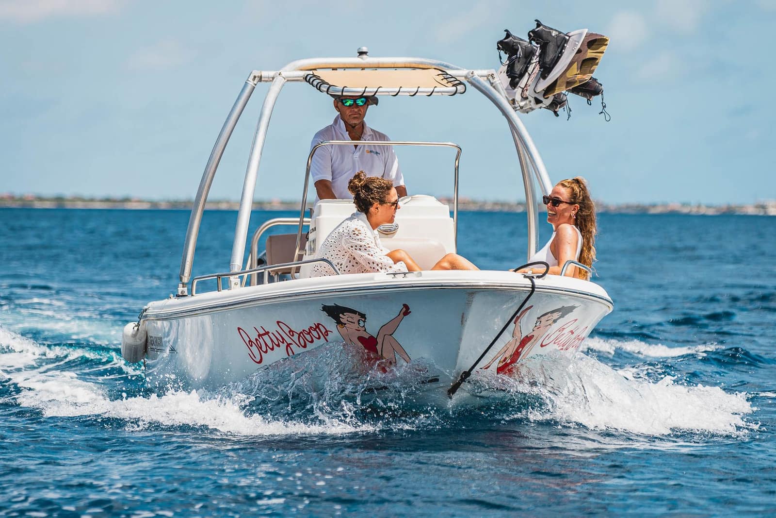 De Betty Boop onderweg, met het wakeboard in de toren