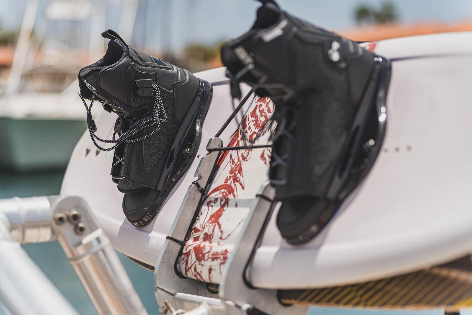 Het wakeboard met bindingen in de toren van de Betty Boop