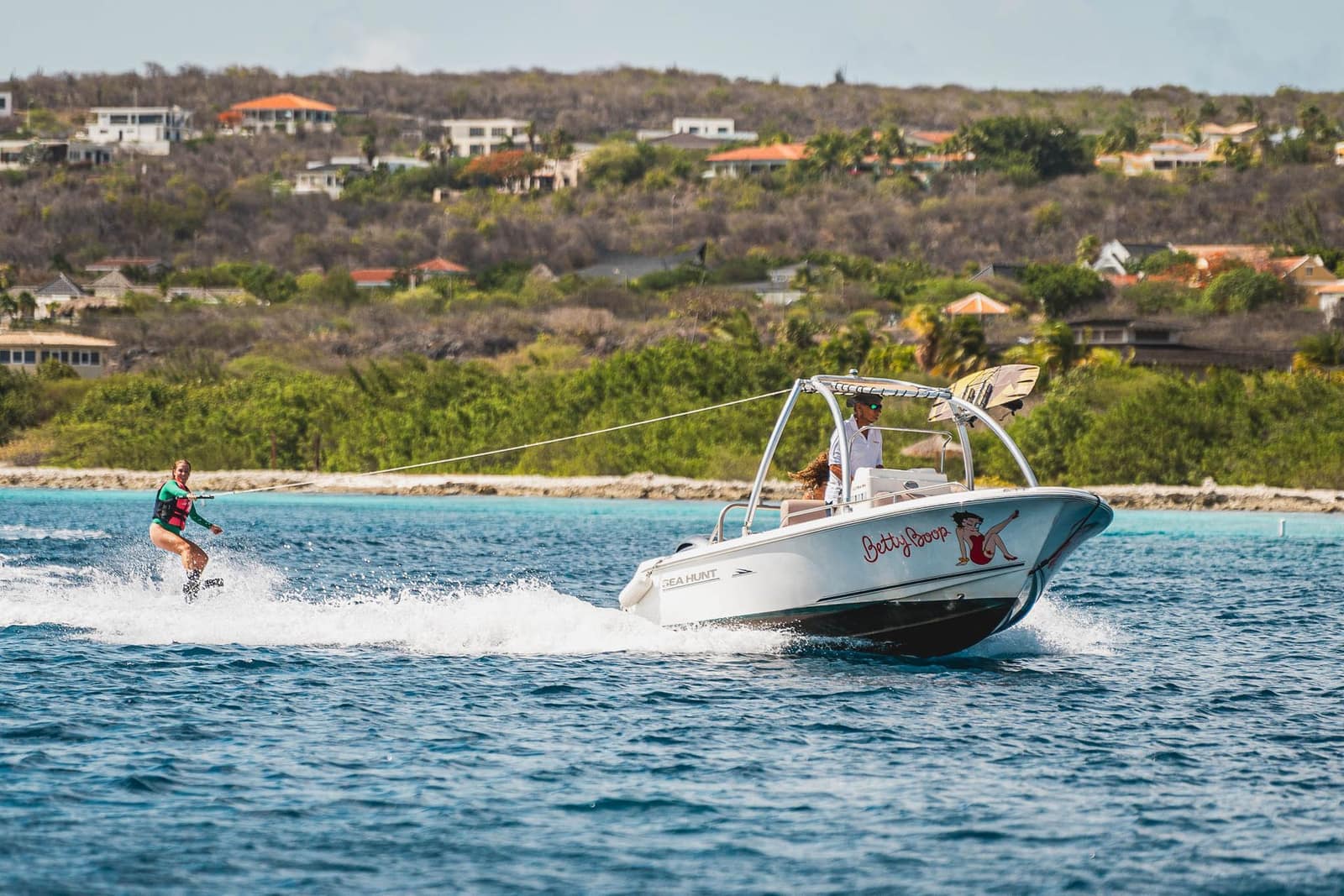 Wakeboarder achter de Betty Boop op Bonaire